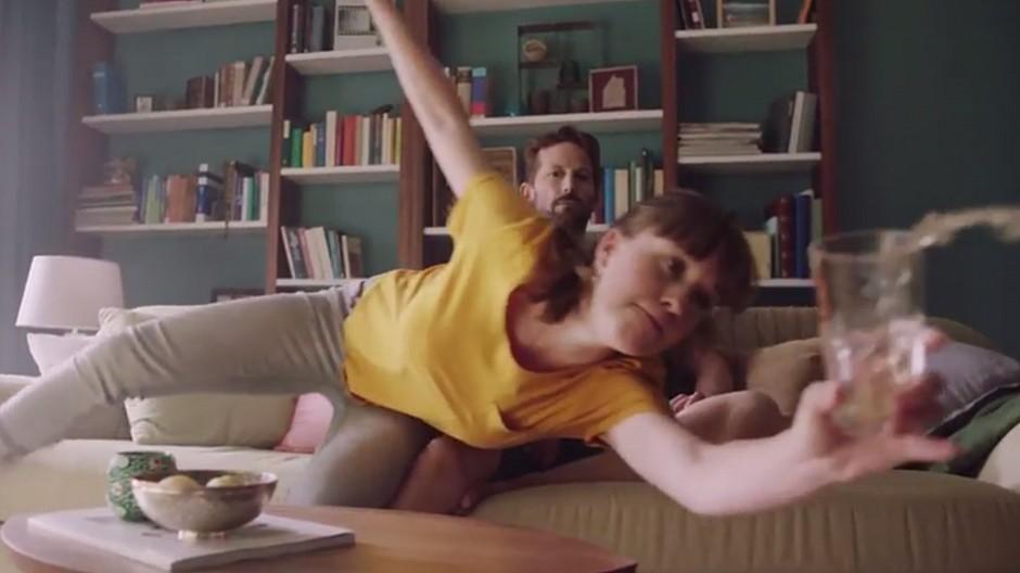 Scholz & Friends: Sofa-Akrobatik vor dem Fernseher