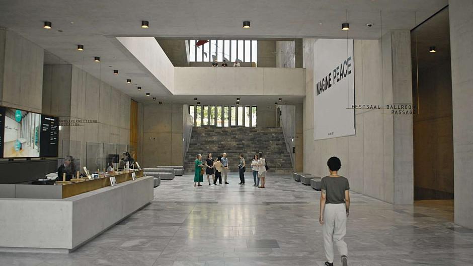 Kunsthaus-Doku: Stars, Pop-Art-Vulven und Kriegsgeschäfte