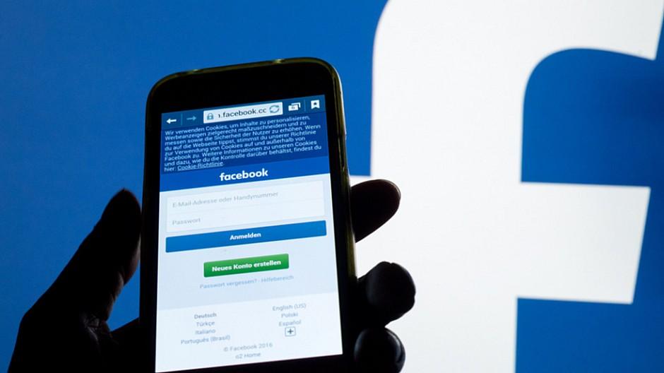 Facebook: Symbol mit gesenktem Daumen im Test