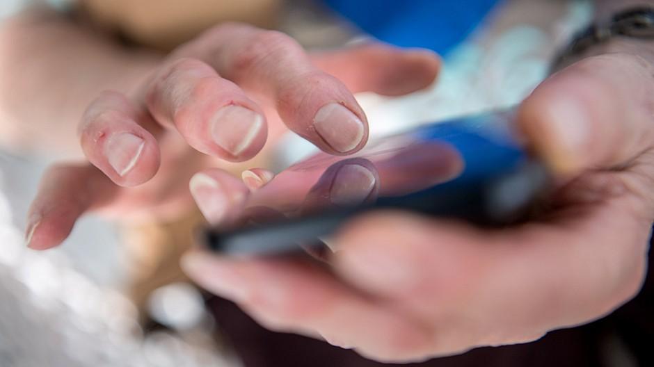 Studie: Textnachricht genauso verletzend wie Gespräch