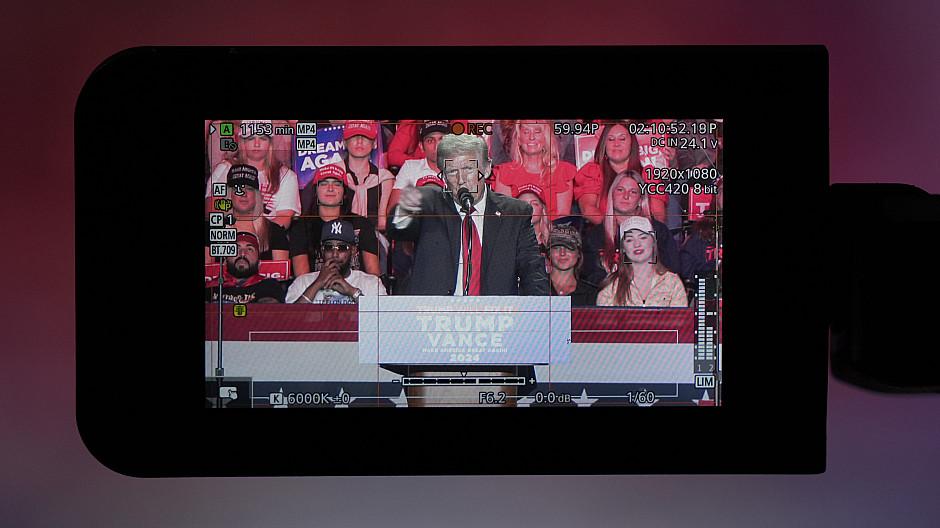 NPR | PBS: Trump ordnet Streichung staatlicher Gelder an