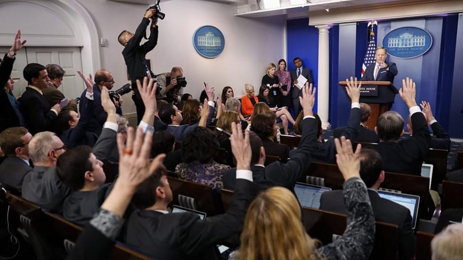 #SeanSpicerSays: Trumps Sprecher gibt sich zahm