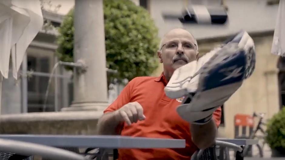 Gassmann Digital: Wenn der Goalie Weinflaschen hält