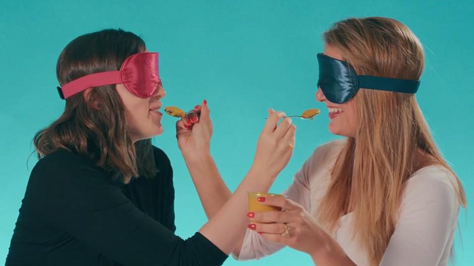 Likemag Media House: Wenn Erwachsene Babybrei testen