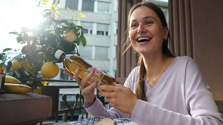 Freundliche Grüsse: Wenn Rivella Grapefruit ans Fenster klopft
