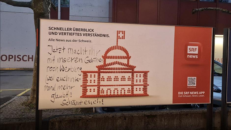 SRF: Werbeplakat mit Vorwürfen beschmiert