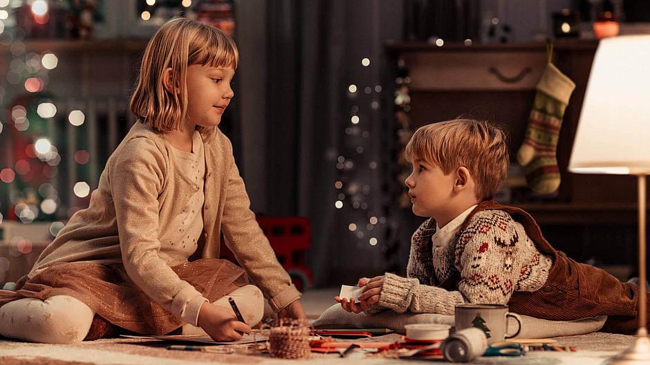 Weihnachtskampagnen: Wie Kinderaugen die Päcklifabrik sehen
