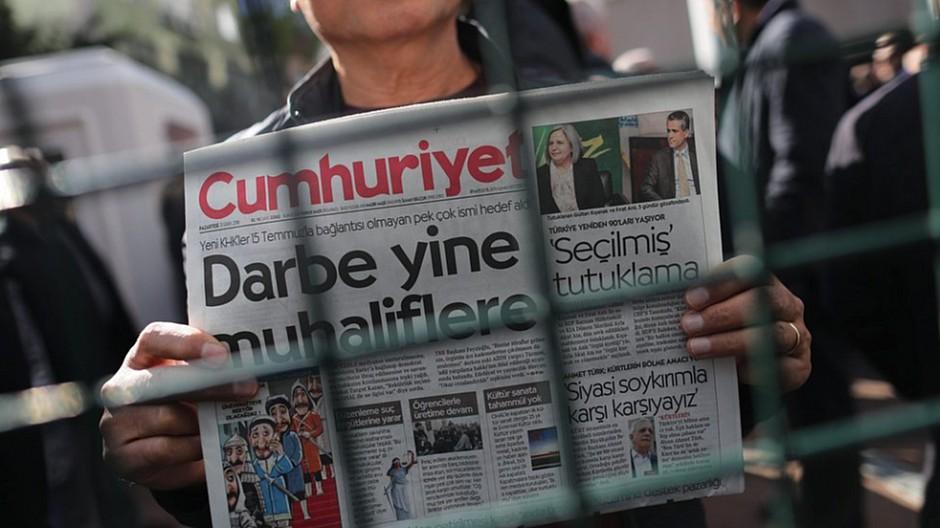 Writers-in-Prison-Day: Zeichen der Solidarität mit «Cumhuriyet»