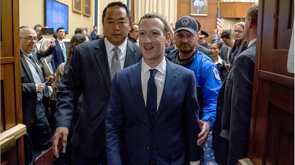 Datenskandal um Facebook: Zuckerberg kommt glimpflich durch Fragemarathon