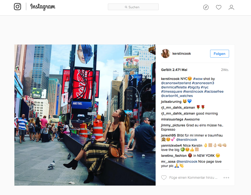 Influencerin Kerstin Cook wirbt auf dem Times Square für Emmi
