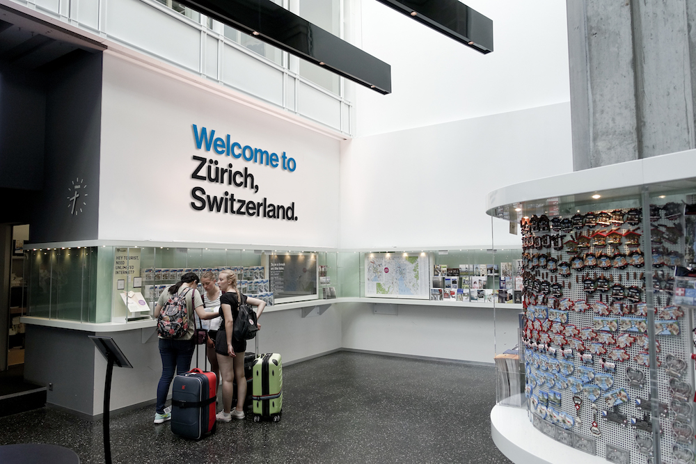 Zurich_Tourism_Corporate_Identity_Tourist_Information_Entrance_©Studio_Marcus_Kraft