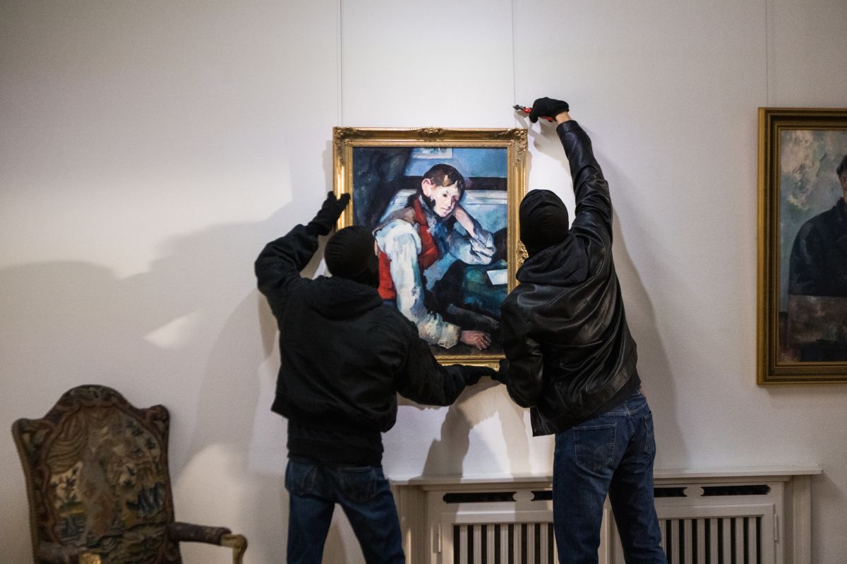 Wissen genau, welche Bilde sie rauben wollen: Die Räuber nehmen sich das Bild «Der Knabe mit der roten Weste» von Paul Cezanne.